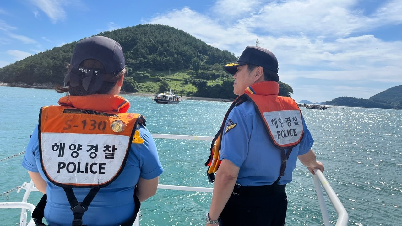 ▲ 고민관 서장이 낚시어선을 점검하고 있다.