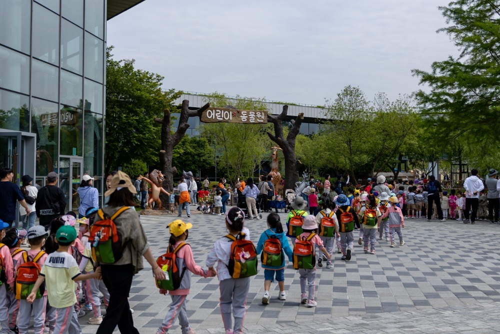 ▲ 국가정원 어린이동물원을 찾은 관람객들의 모습