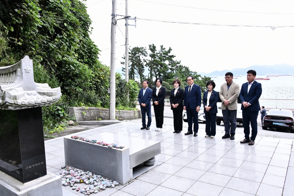 ▲ 여수시의회 김영규 의장과 여순사건특위가 유적지 참배에 나섰다