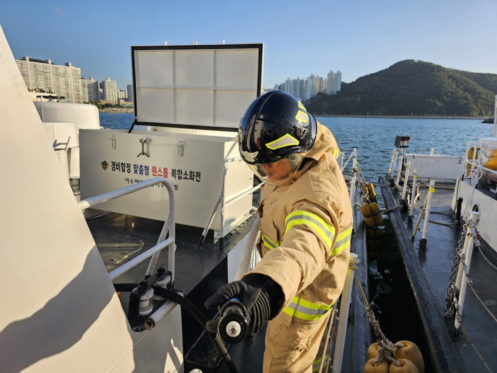 ▲ 경비함정에서 자체개발한 원스톱 복합소화전으로 훈련을 진행하고 있다.