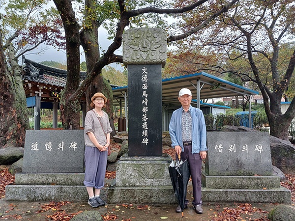 ▲  말치마을이 수몰된 뒤에도 살아남은 당산나무 밑에서 기념촬영한 한금희(왼쪽)씨와 한금희씨의 외삼촌인 염광일씨 모습. 염광일씨는 염봉현 면장의 아들로 광주교육대학 부속초등학교 교장을 지냈다 ⓒ 오문수 