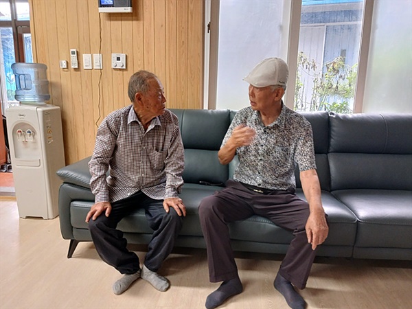 ▲ 문덕면지 편집위원으로 말치마을에 대해 증언해준 선병국(왼쪽)씨와 염광일씨가 40년 만에 만나 대화하고 있다. ⓒ 오문수 