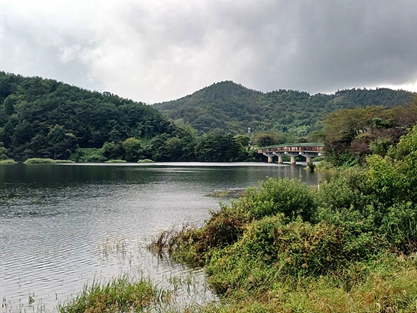 ▲ 주암호 호수옆에 다리가 보이는 곳이 인민군이 물러간 후 국군이 부역자 색출을 위해 말치마을 주민을 모두 소집한 곳으로 당시 10살이었던 염광일씨가 증언해줬다.  ⓒ 오문수 