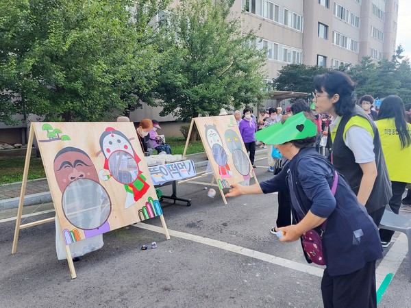 ▲ ⓒ 말뚝이 떡 먹이기 체험 활동을 진행하고 있다.