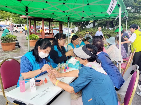 ▲ ⓒ 네일아트를 진행하고 있다.