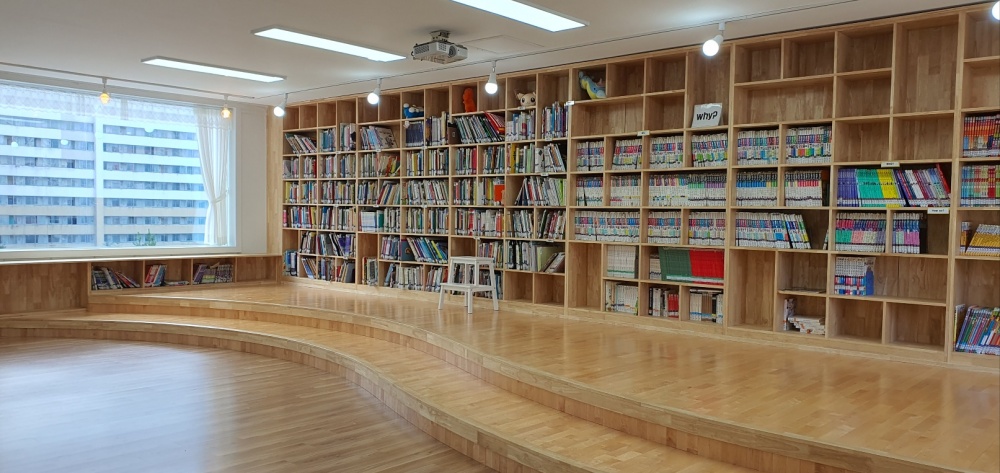 ▲ 환경개선 사업으로 새 단장한 관산초등학교 도서관