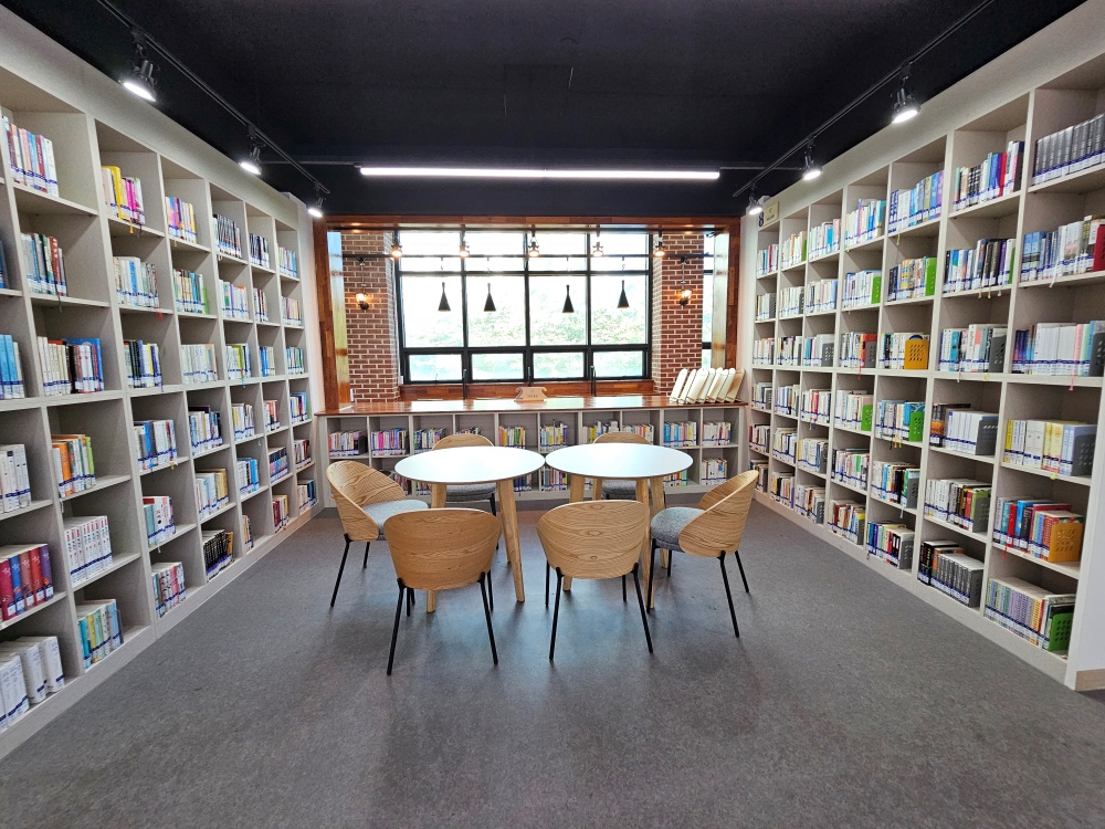 ▲ 환경개선 사업으로 새 단장한 광양중동중학교 도서관