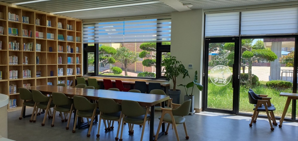 ▲ 환경개선 사업으로 새 단장한 광양중동초등학교 도서관.