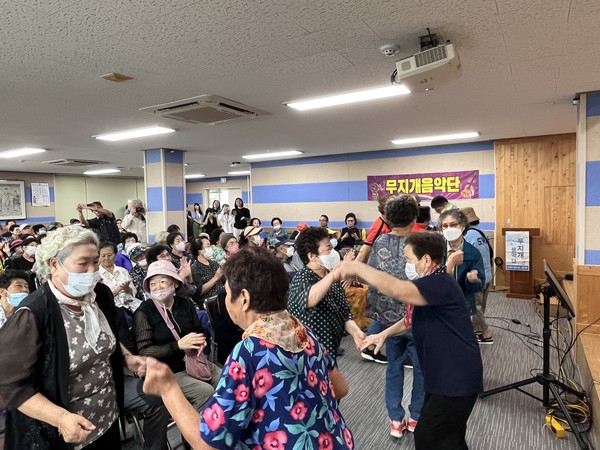 ▲ ⓒ행사 오전 지역주민과 함께 흥겨운 문화공연을 즐기고 있다.