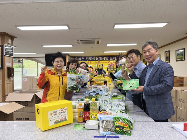 ▲ ⓒ지역 내 독거노인 및 요보호세대에 전달해드릴 행복꾸러미 500개를 제작하고 있다. 