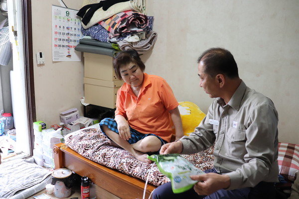 ▲ ⓒ여천NCC(주) 최호원과장이 거동불편 세대에 방문하여 행복꾸러미를 전달하고 있다. 