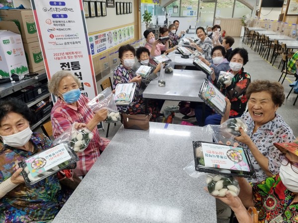 ▲ ⓒ추석주간프로그램으로 전통음식체험으로 송편을 빚고 있다. 