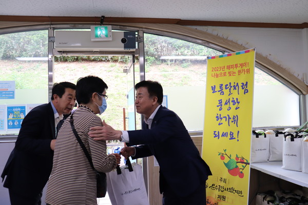 ▲ ⓒ정기명시장이 한가위를 맞이하여 지역주민에게 행복꾸러미를 전달하며 안부를 여쭙고 있다. 
