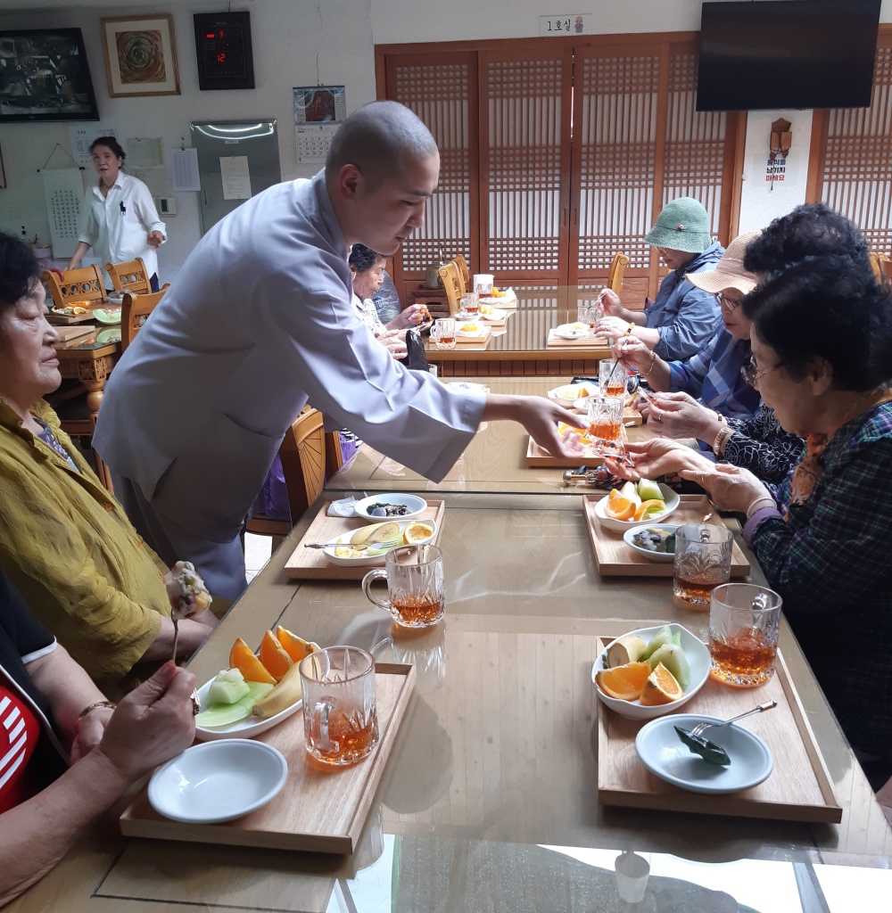 ▲ 흥국사 공양 