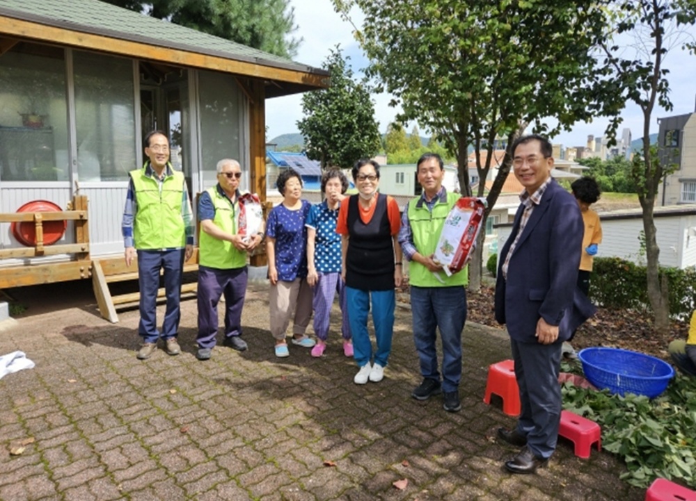 ▲ 백무현 장학회와 소외계층에 후원물품을 전달한 최병용 도의원