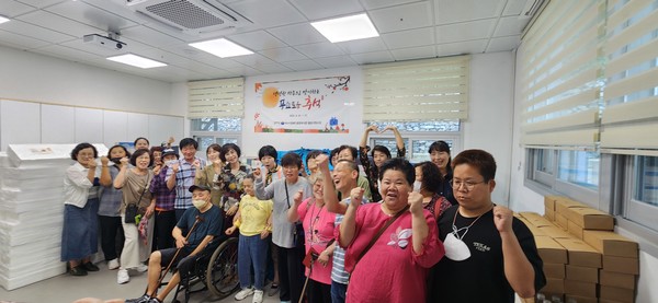 ▲ 여수시장애인종합복지관 이용인과 활동지원사 선물전달식