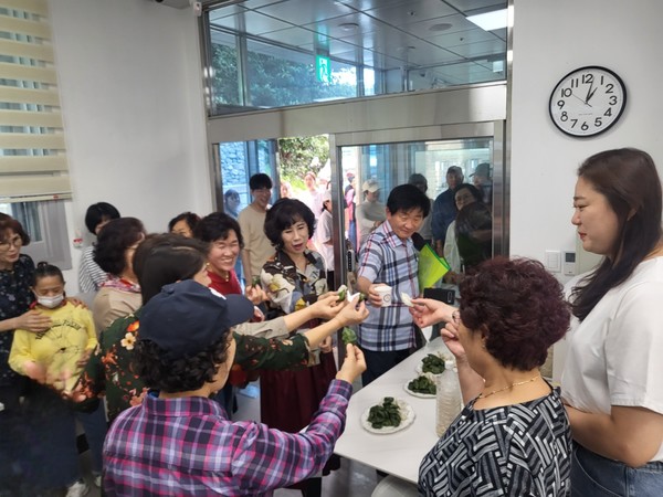 ▲ 송편을 나눠먹고 있다.