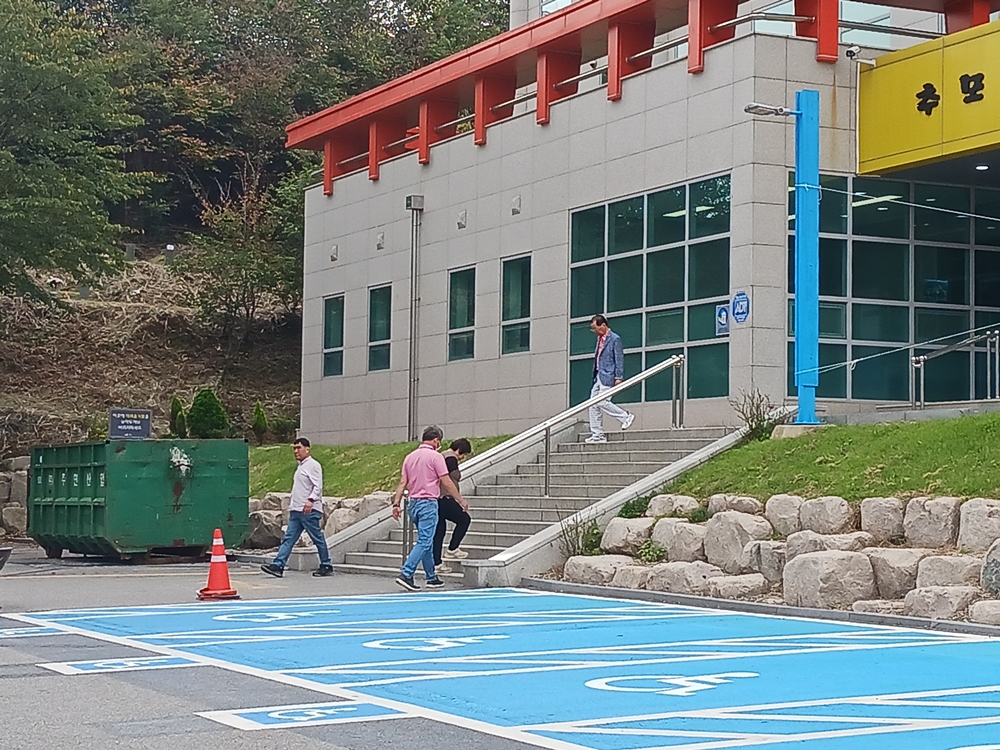 ▲ 영락공원 추모의 집을 찾는 추모객