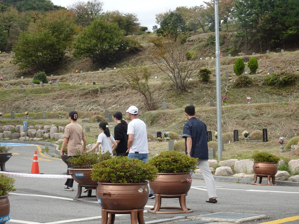 ▲ 영락공원 추모의 집을 찾는 추모객