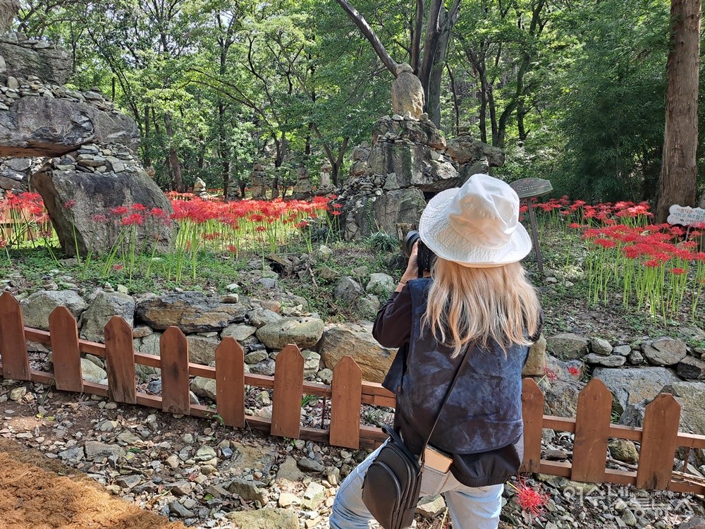 ▲경북 구미에서 온 사진작가는 ‘흥국사 국민 포인트’는 108 돌탑 부근이라고 했다.  ⓒ조찬현