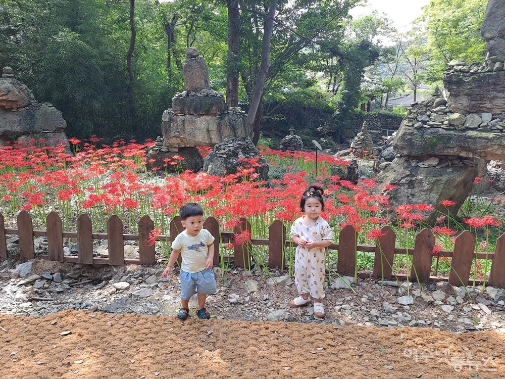 ▲아이들도 엄마 따라 꽃 나들이에 나섰다. ⓒ조찬현