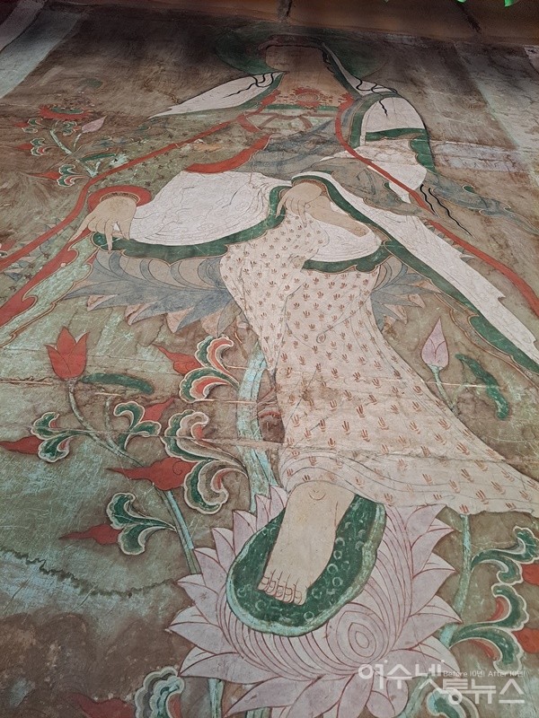 ▲여수 흥국사 대웅전 뒷벽에 조성된 관음보살 벽화다.  ⓒ조찬현