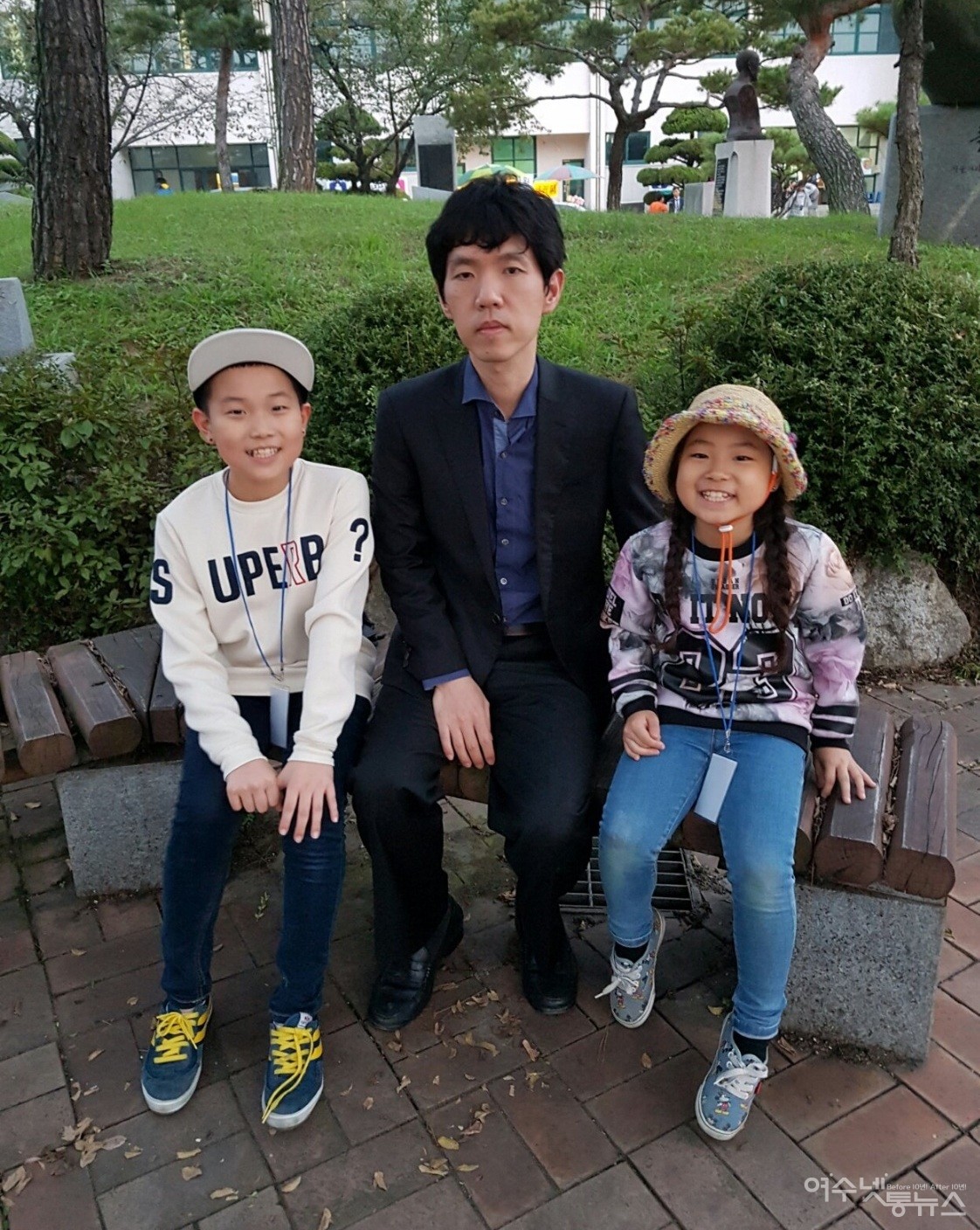 ▲ 이나경 프로기사(오른쪽)와 오빠(왼쪽)가 어린시절 전주 바둑대회에 나갔다가 이창호 9단과 찍은 추억의 사진ⓒ사진제공 김민경