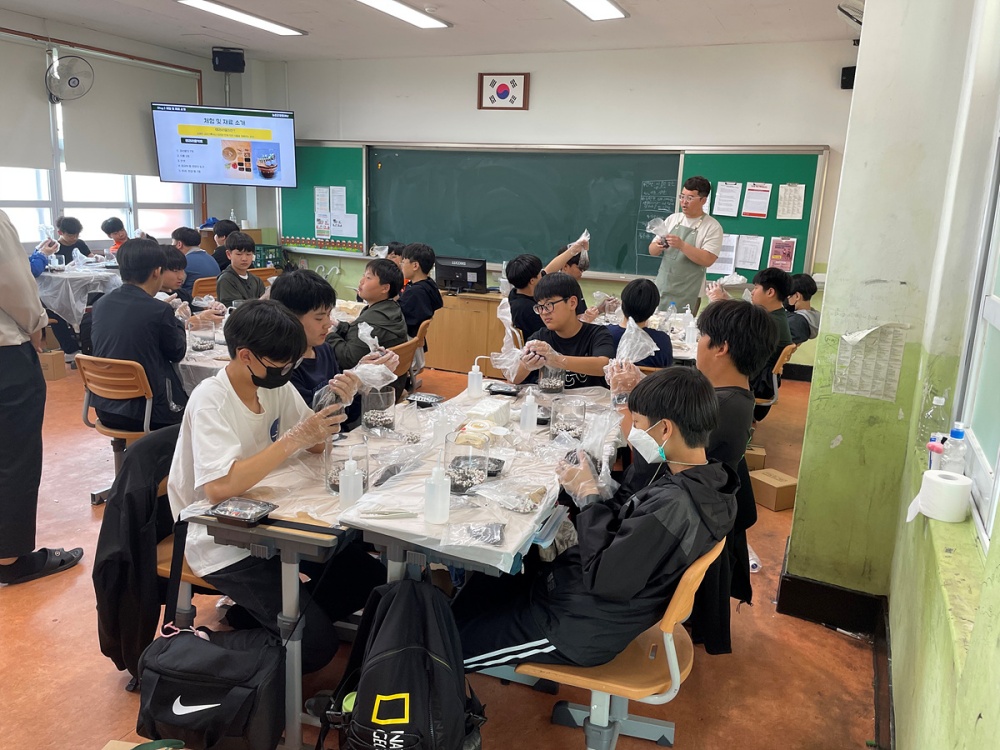 ▲ 전국최초 농촌융복합산업 청년조직 ‘돌산갓청년단’이 자유학기제 진로체험 프로그램 강사로 나섰다