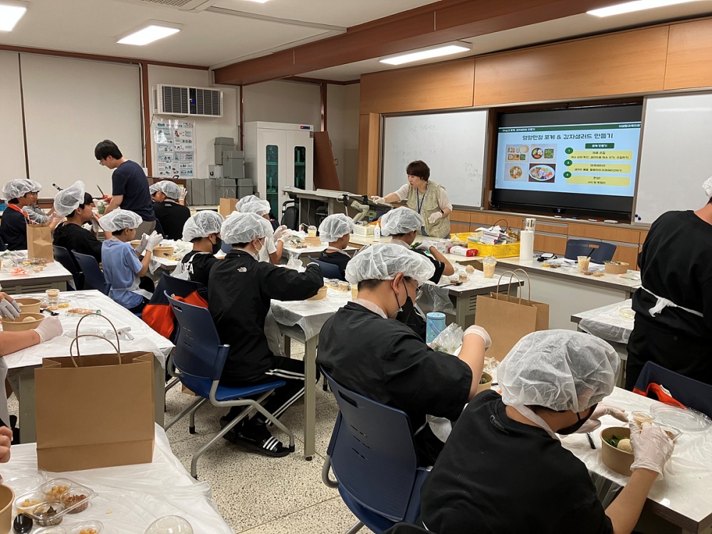 ▲ 전국최초 농촌융복합산업 청년조직 ‘돌산갓청년단’이 자유학기제 진로체험 프로그램 강사로 나섰다