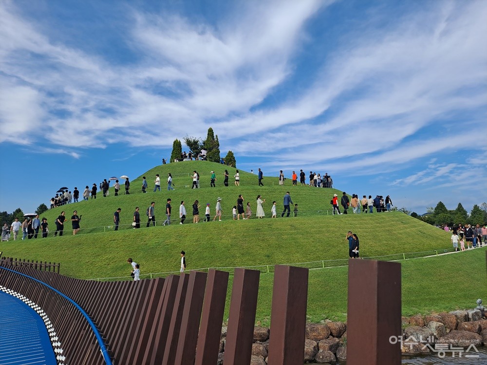 ▲순천호수정원을 걷는 사람들의 모습이 하나의 멋진 풍경으로 다가온다. ⓒ조찬현