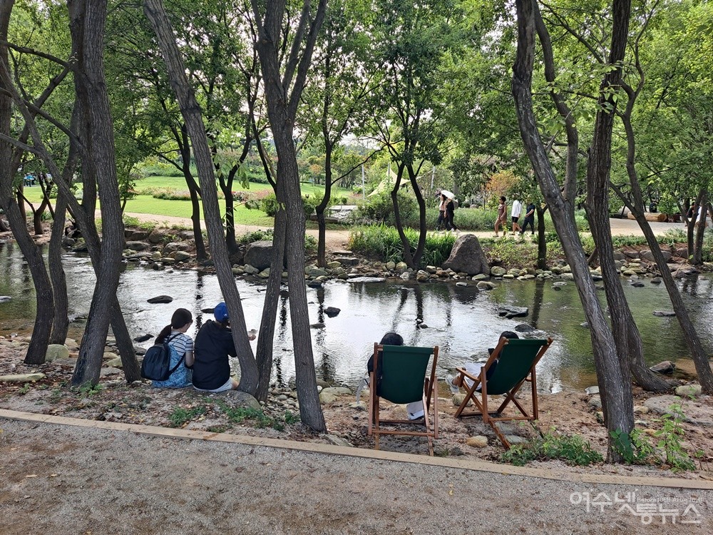 ▲시냇물을 따라 조성된 어싱길이다.  ⓒ조찬현