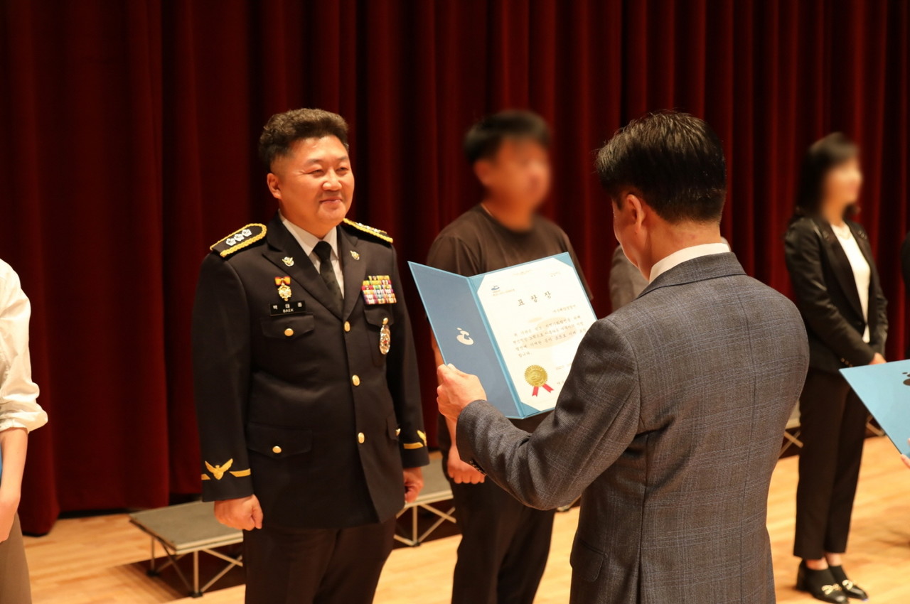 ▲ 정기명 시장이 표창을 수여하고 있다.