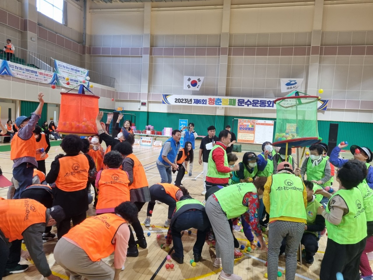 ▲ 문수운동회에 열정적으로 참여하는 지역주민과 봉사단의 모습
