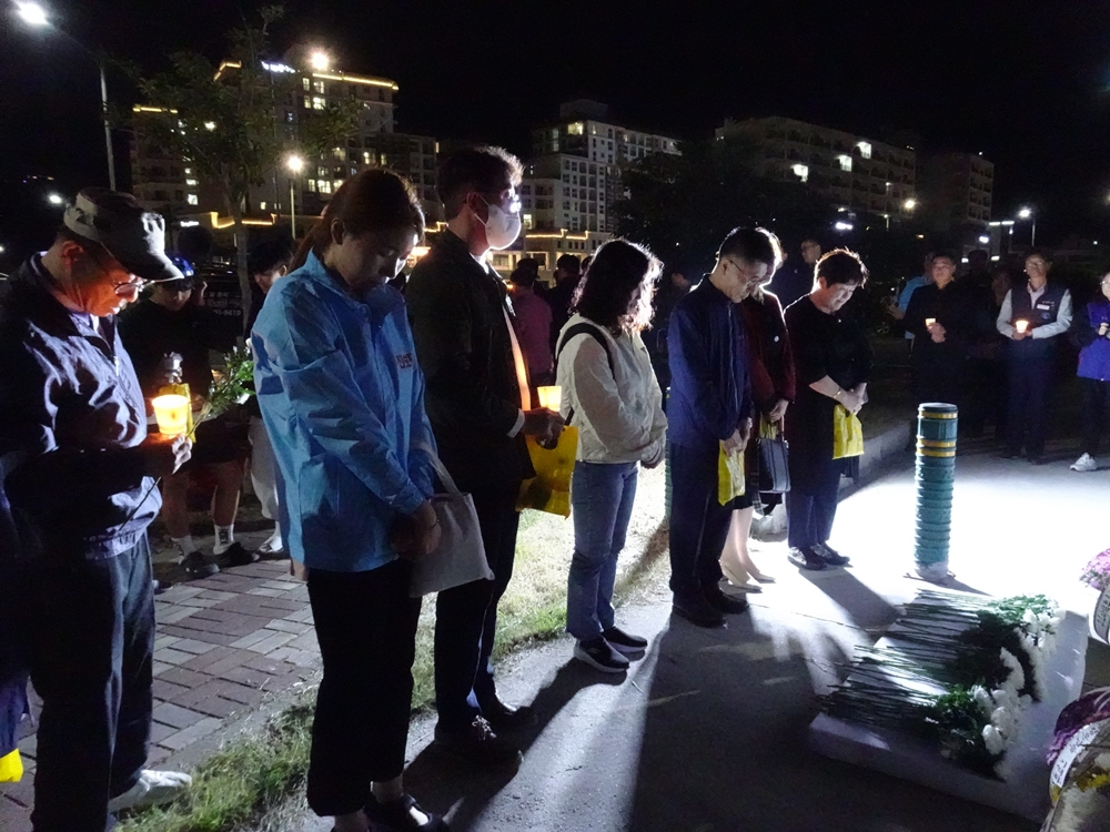 ▲ 고 홍정운 군을 애도하며 묵념하고 있다.