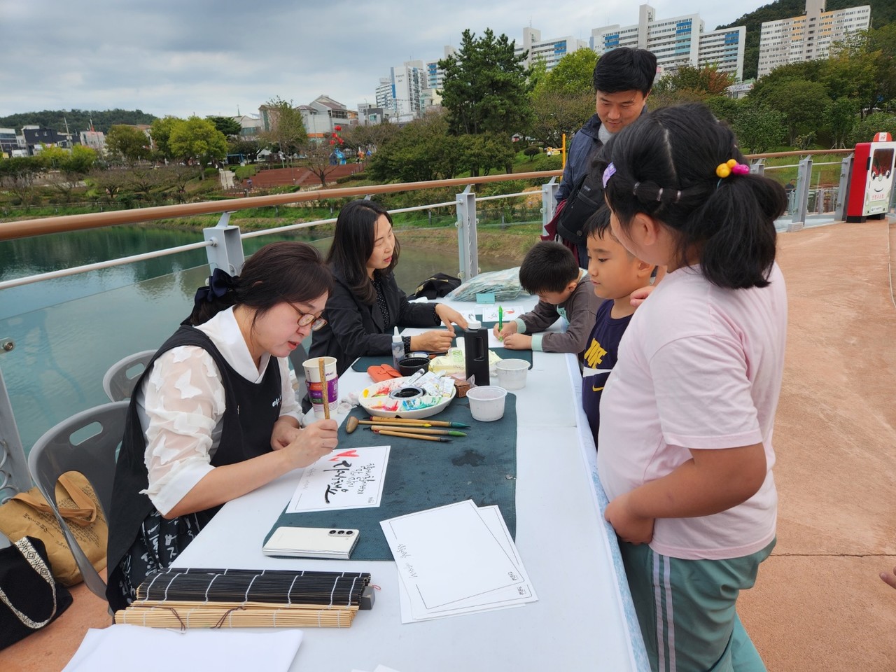 ▲ 여수캘리회 황진아 대표가 ‘우리 가족 행복한 가훈 써주기’ 행사를 진행중인 모습