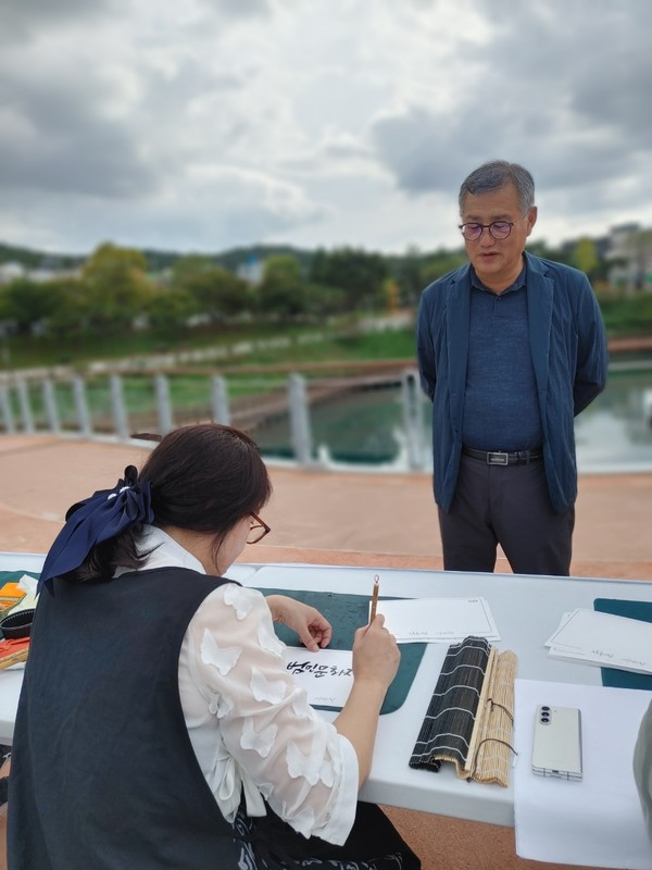 ▲ 캘리그라피 가훈쓰기 행사에 참석한 범민재단 정희선 이사장의 모습
