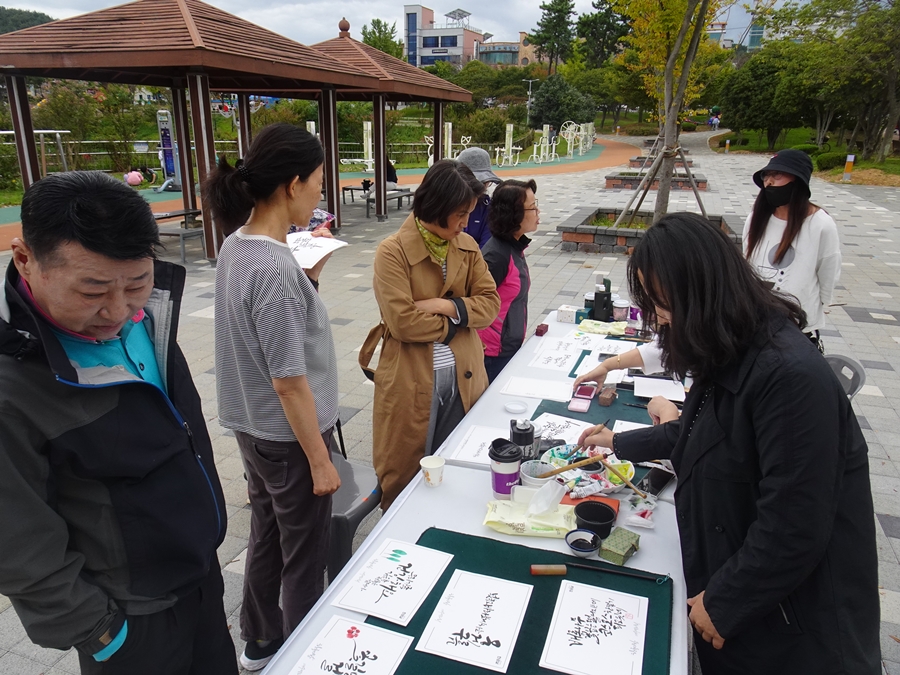 ▲ 여수캘리회 ‘우리 가족 행복한 가훈 써주기’ 행사 현장