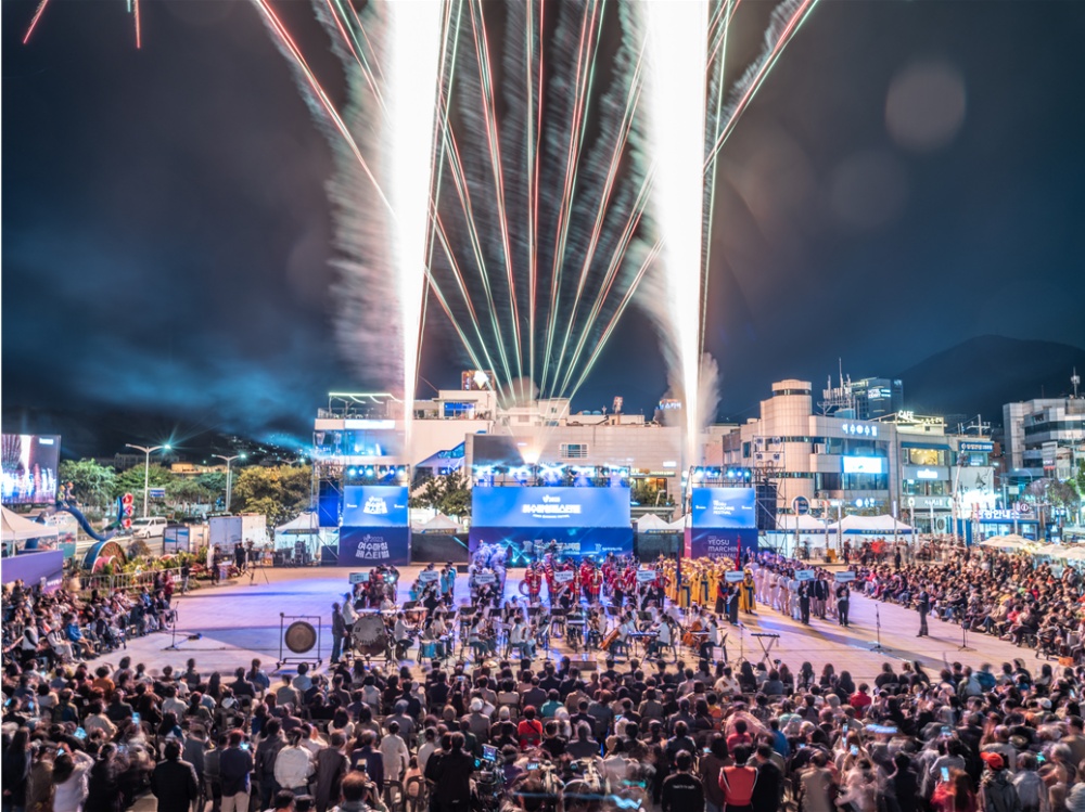 ▲여수마칭페스티벌 화려한 개막식이 펼처지고 있다.