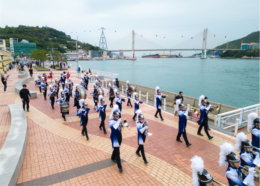 ▲해안도로를 따라 태국 마칭 밴드가 거리퍼레이드가 펼쳐지고 있다.