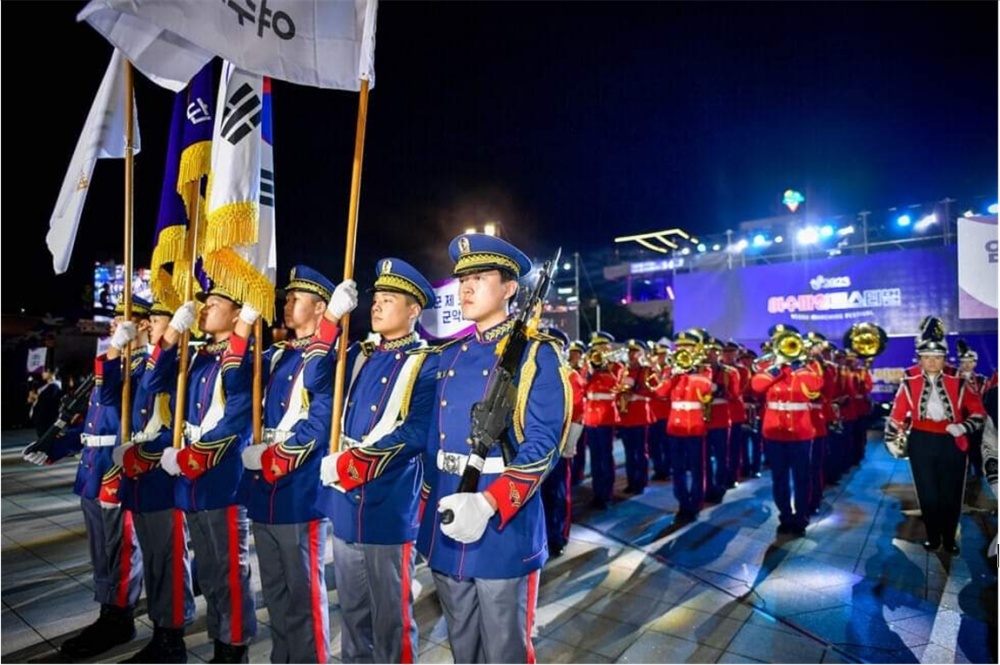 ▲ 군악대의 절도 있는 연주 모습