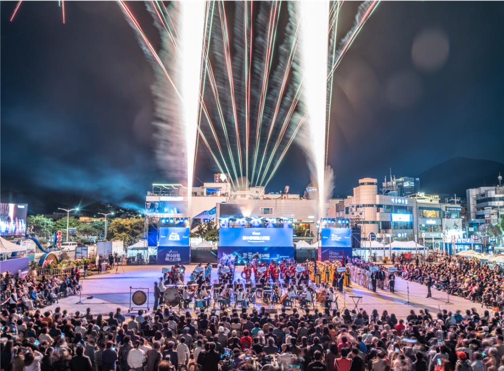 ▲ 이순신 광장에 많은 관객들과 함께한 여수마칭페스티벌 개막식