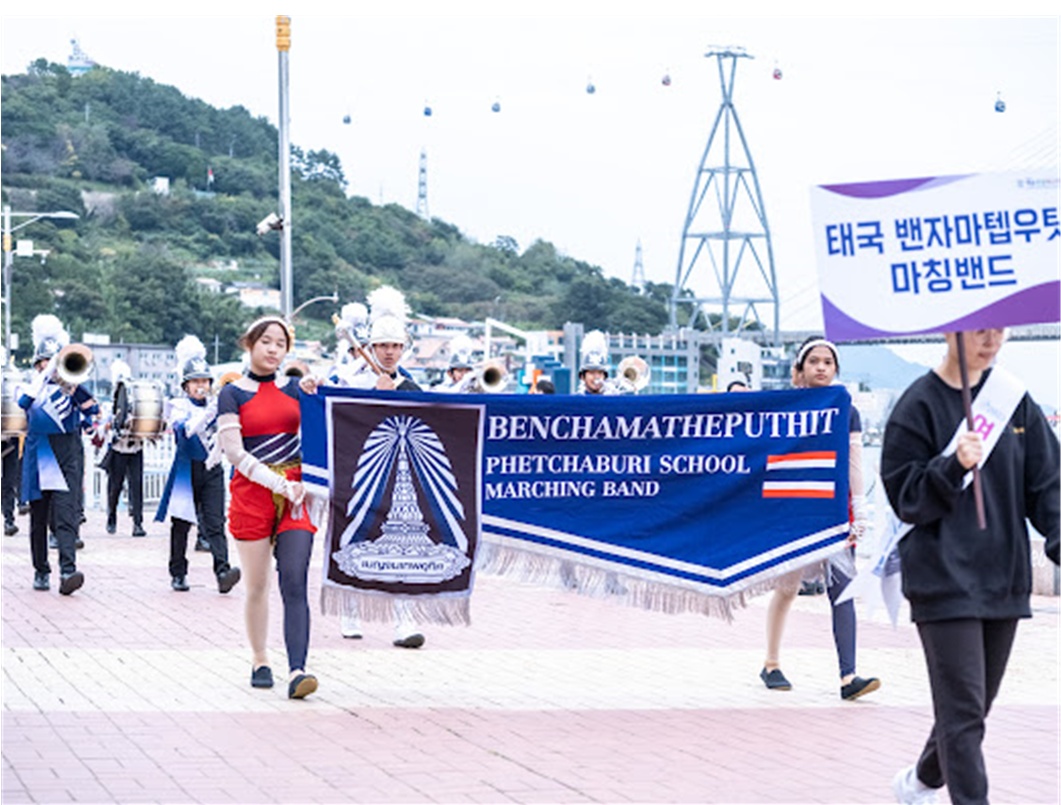 ▲ 여수의 아름다운 바닷길 해안도로를 따라 진행된 거리퍼레이드