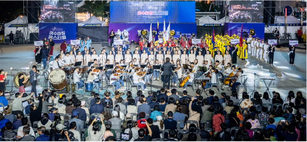 ▲ 시민참여와 여수시민오케스트라,여수시립합창단의 365개 섬을 상징하는 ‘여수에 살리라’연주