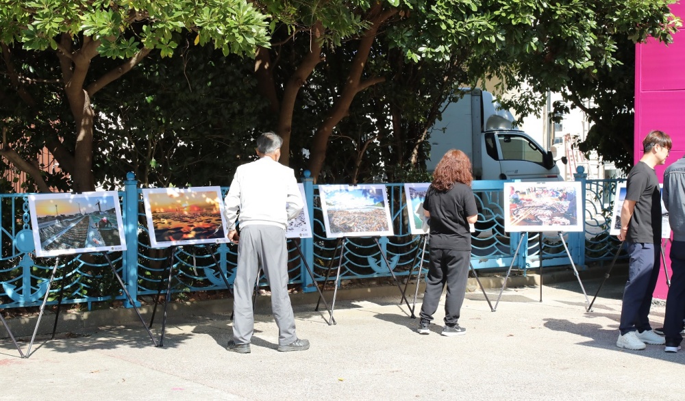 ▲ 해양환경 보전 활동 사진전을 감상하는 시민들