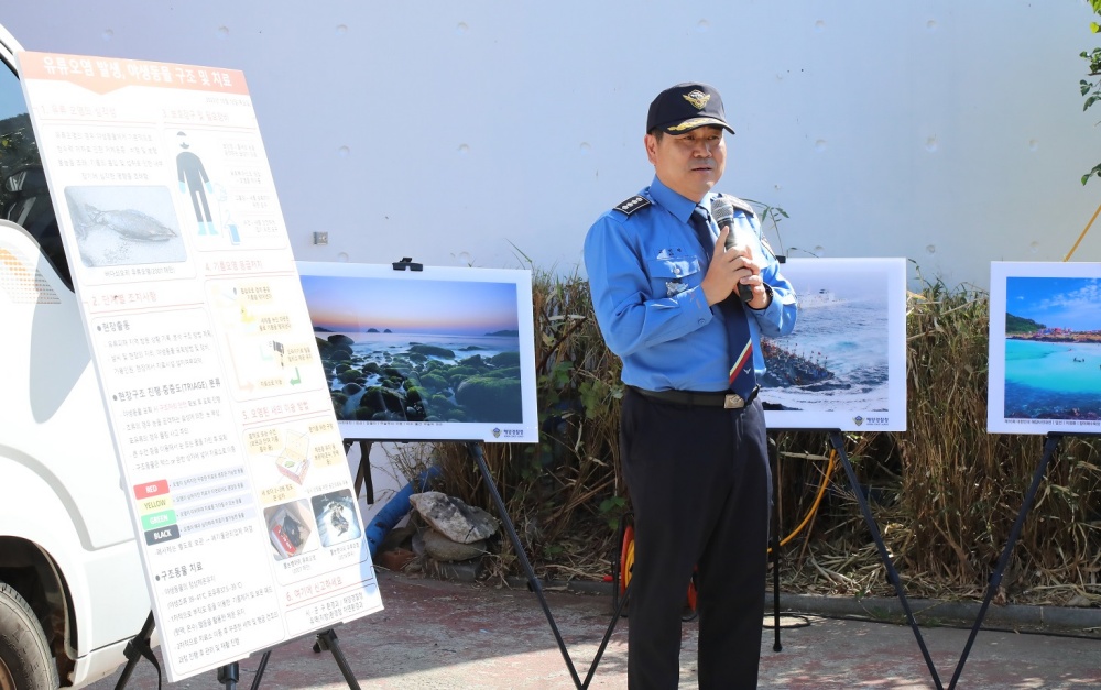 ▲ 성공적인 캠페인을 기원하는 고민관 여수해경서장