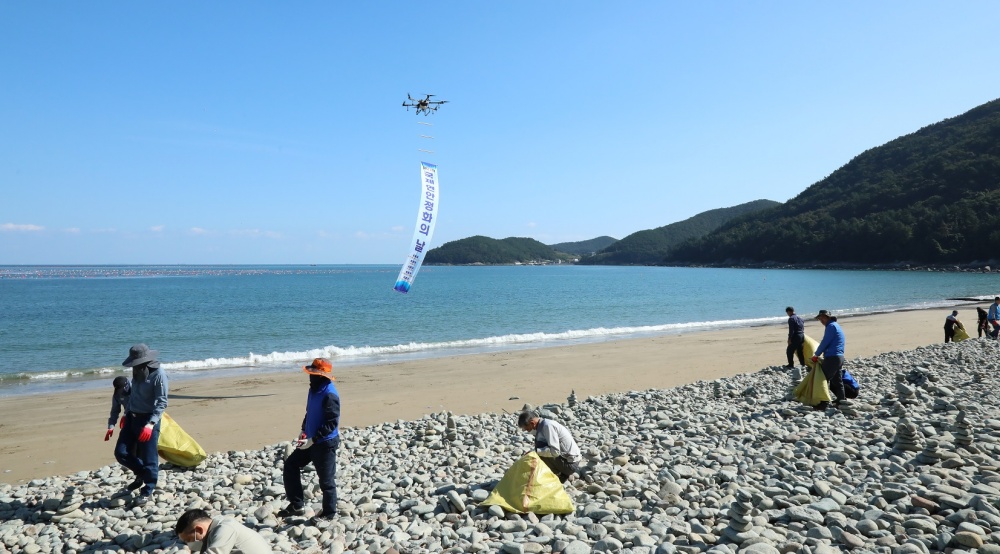 ▲ 해안 정화활동 중인 민관 합동 봉사단