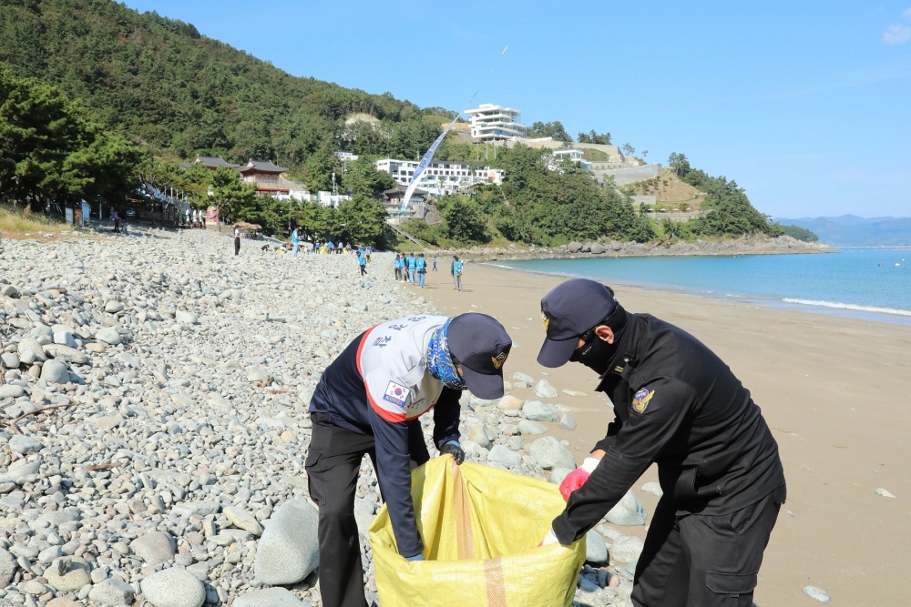 ▲ 해안 정화활동 중인 여수해경