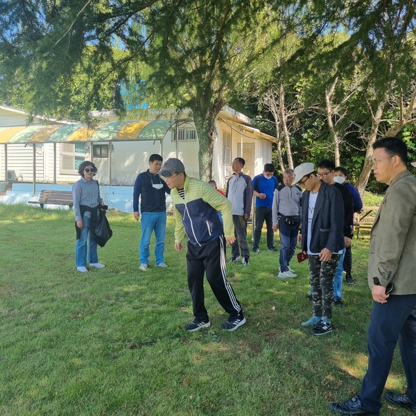 ▲ 경호초등학교 운동장 신발멀리던지 게임  ⓒ김연우