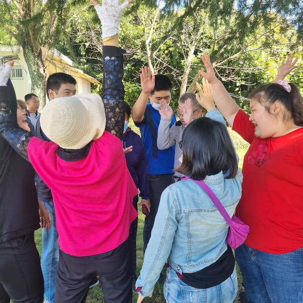▲ 경호초등학교 운동장  최종 승리한팀이  만세 환호성! ⓒ김연우