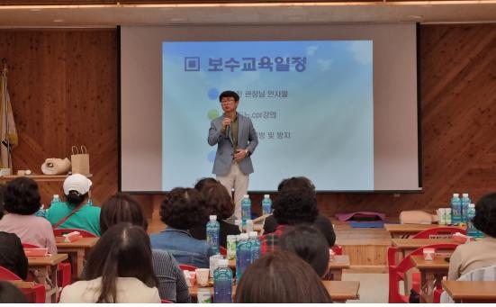  활동지원사들과 인사를 나누는 김종진 관장